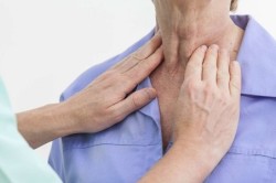 Осмотр многоузлового зоба щитовидной железы врачем